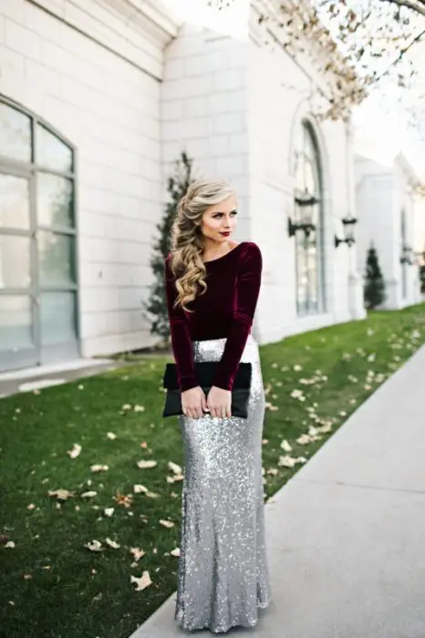 Rapariga com saia metálica e suéter de veludo 