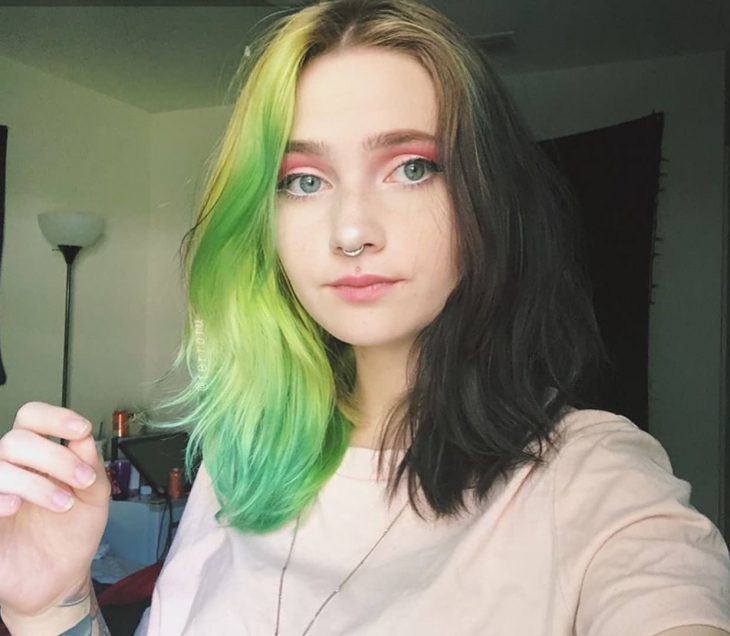 Menina com cabelos de cores diferentes, verdes e castanhos