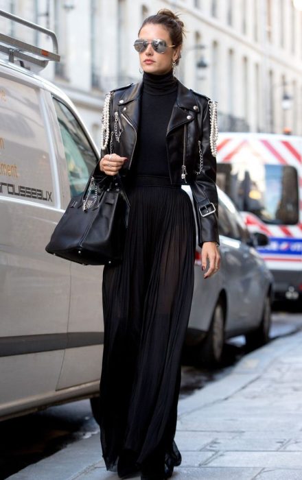 Garota vestindo uma roupa preta para o inverno 