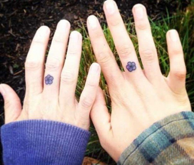 mãe filha tatuando flores de dedo médio