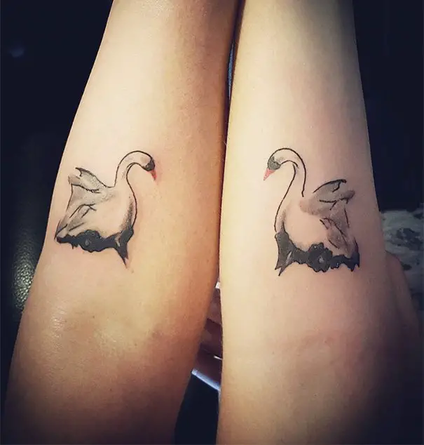 tatuagem mãe filha cisnes