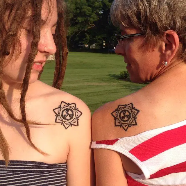 tatuagens de estrela de mãe e filha