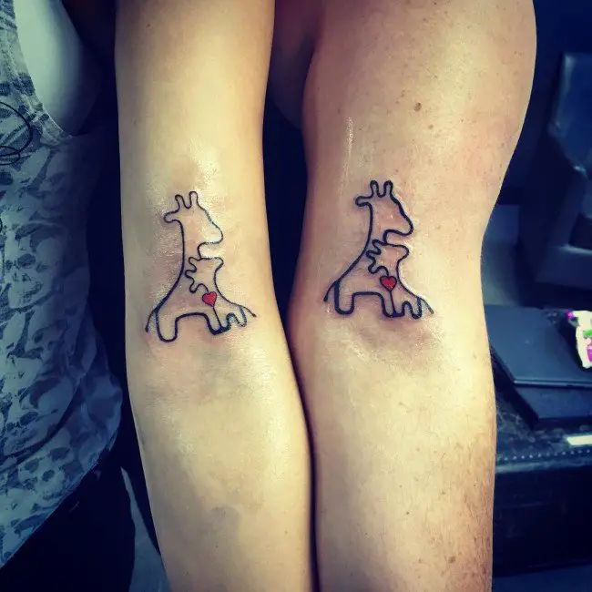 girafa mãe e filha tatuagens