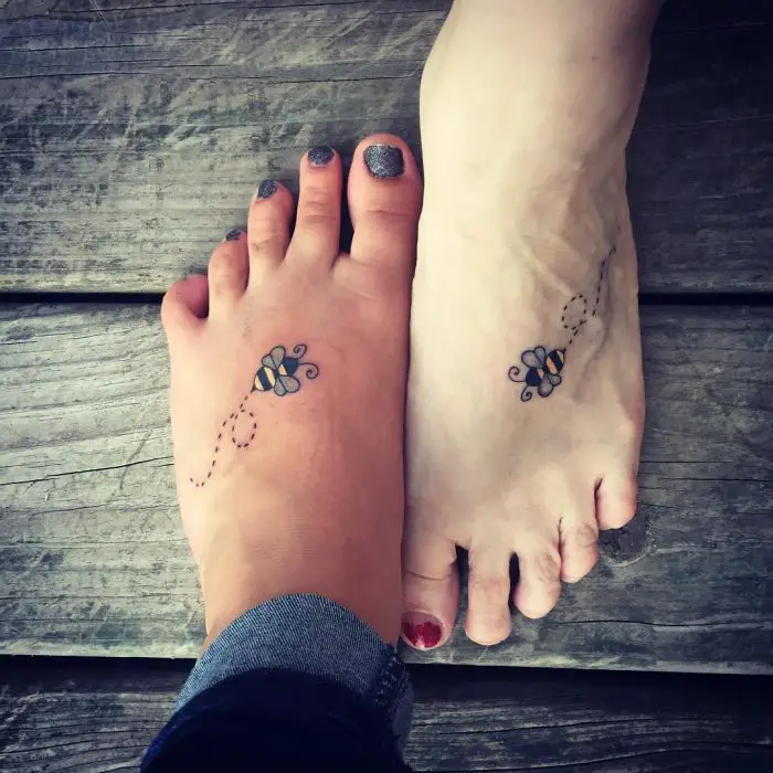 mãe e filha tatuam abelhas