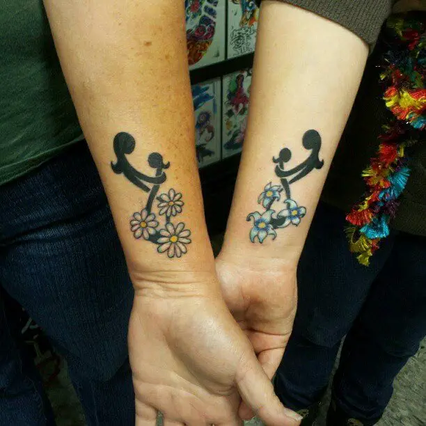 tatuagens silhueta e flores de mães e filhas