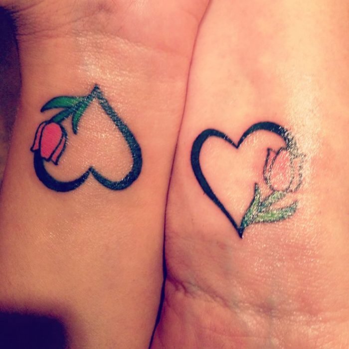 mãe e filha tatuam corações e flores