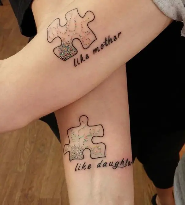 tatuagem de mãe e filha peças do puzzle