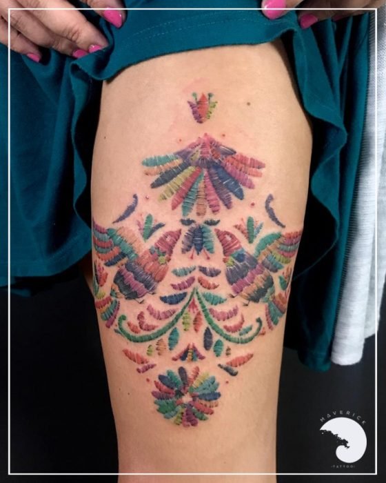 Artista faz tatuagens que parecem bordados no estilo de arte Huichol