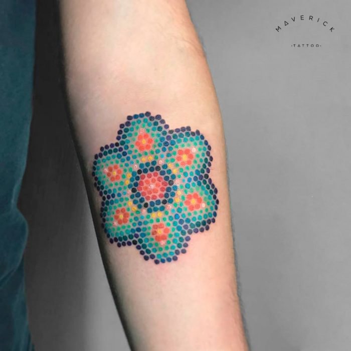 Artista faz tatuagens que parecem bordados no estilo da arte Huichol