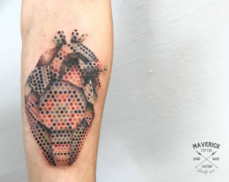 Artista faz tatuagens que parecem bordados no estilo de arte Huichol