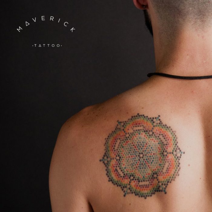 Artista faz tatuagens que parecem bordados no estilo da arte Huichol