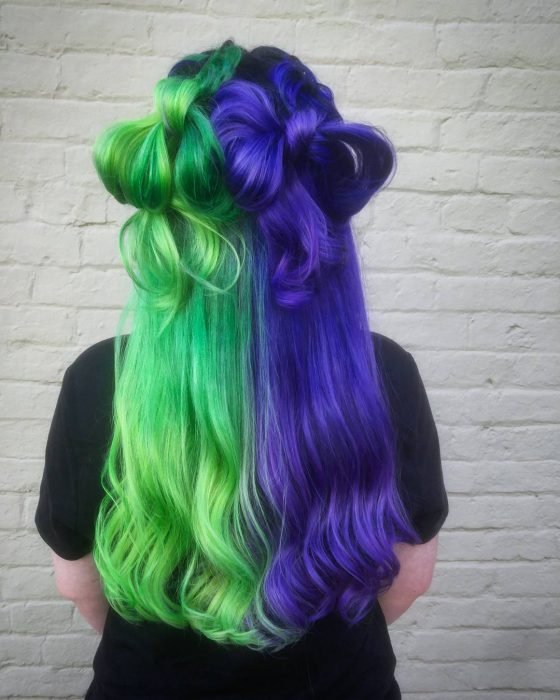 Menina com cabelos de cores diferentes, verde e roxo