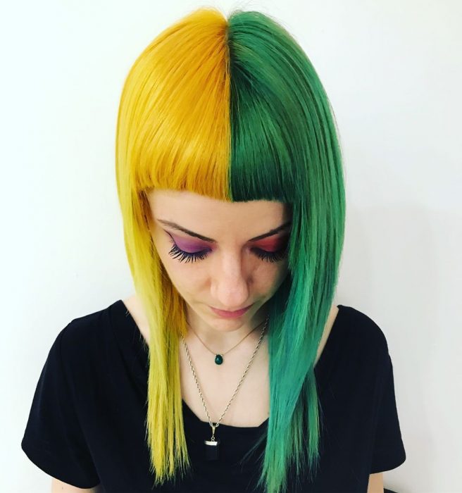 Menina com cabelos de cores diferentes, amarelo e verde