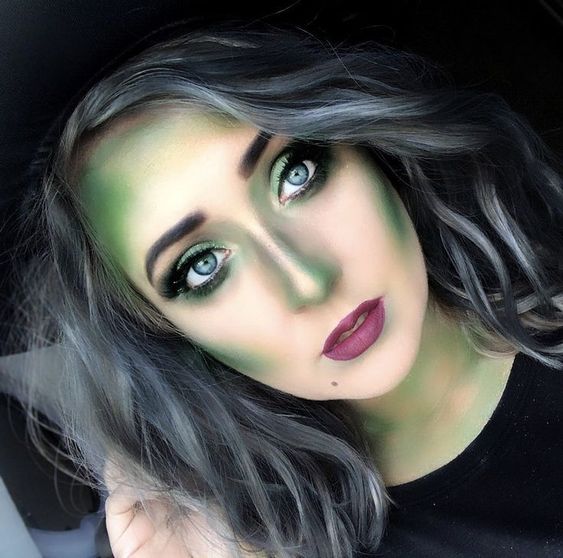 Menina com maquiagem de bruxa em tons verdes 