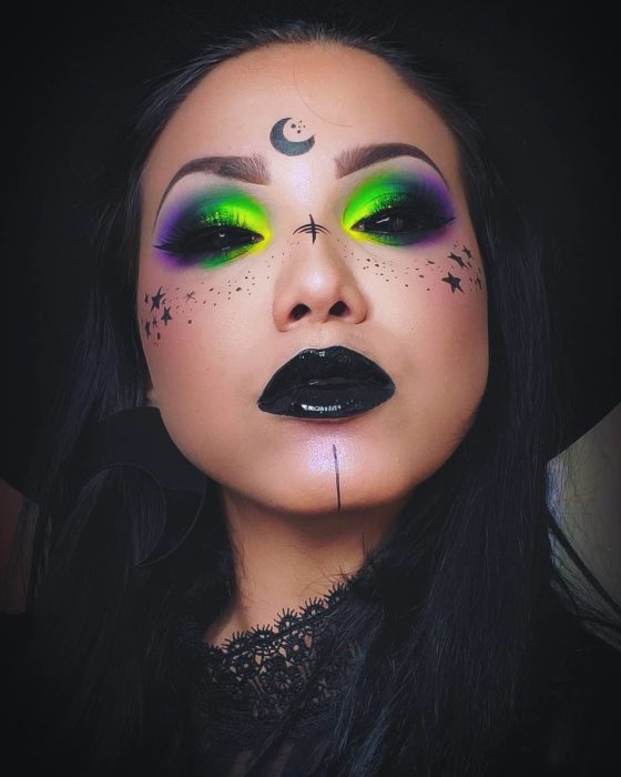 Menina com maquiagem estilo holograma simulando uma bruxa moderna
