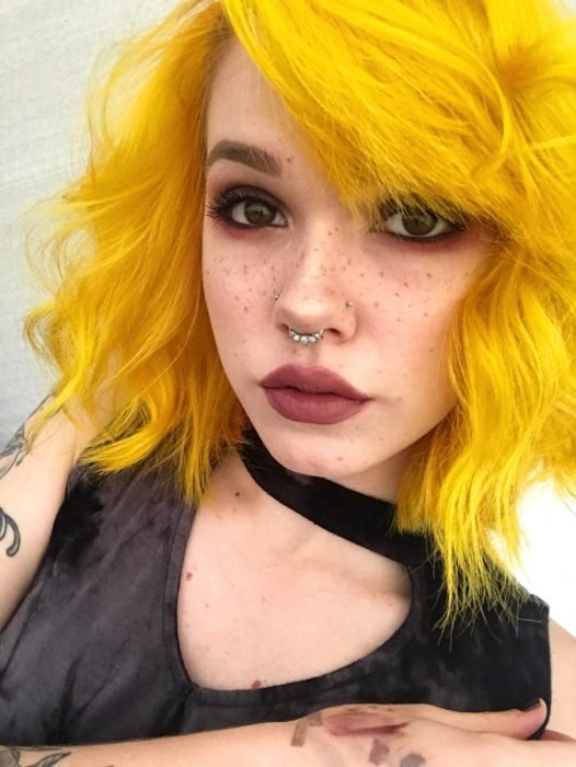 Rapariga com cabelo curto pintado de amarelo