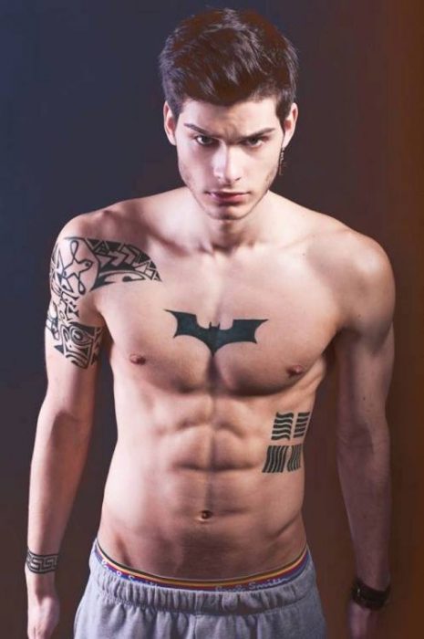 Menino com tatuagem de Batman no peito 