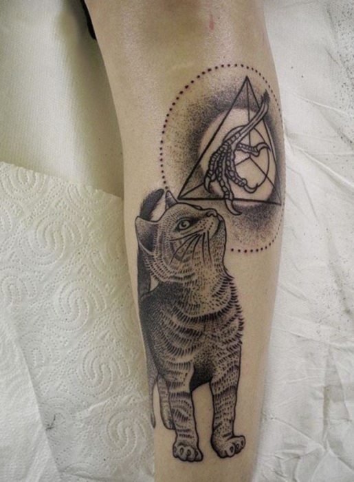 Menino com tatuagem de gato 