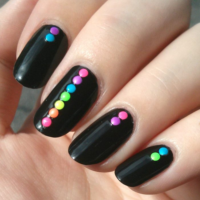 Unhas pretas com pontos coloridos 