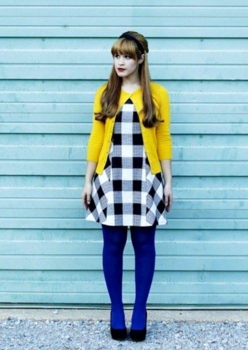 Trajes com meia-calça colorida;  garota de vestido branco com xadrez preto, suéter amarelo e meias azuis royal