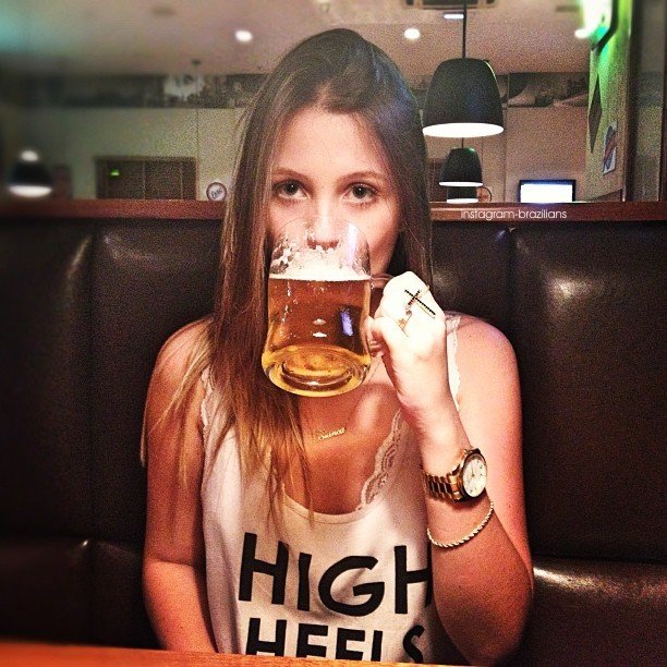 garota bebendo cerveja 