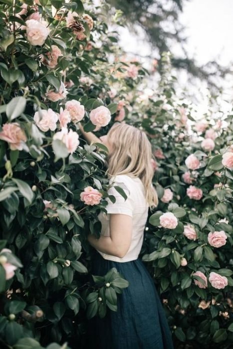 garota cheirando rosas 