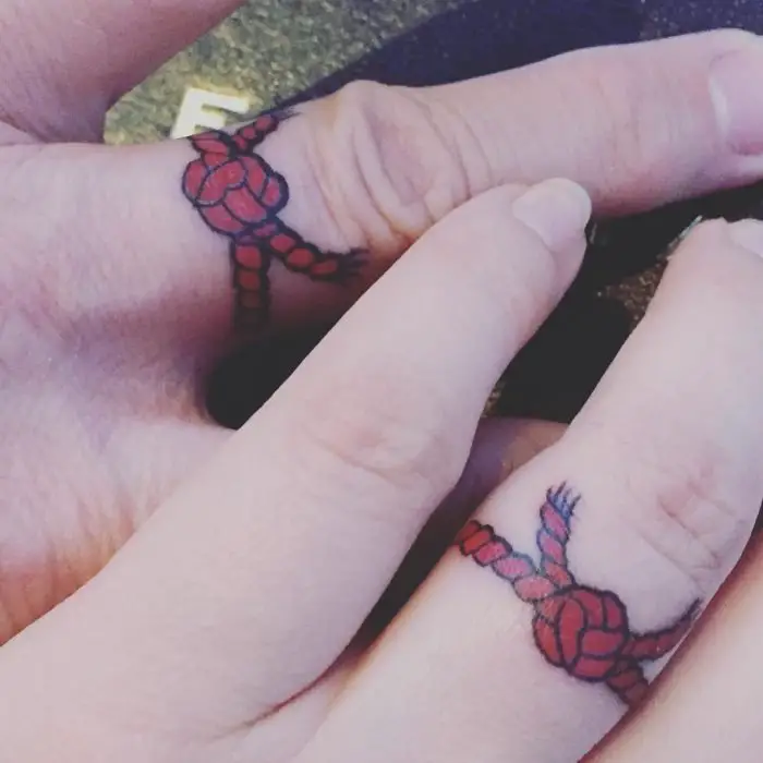 Tatuagem de fio vermelho com nó 