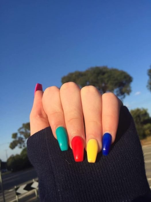 mãos de mulher com unhas coloridas 