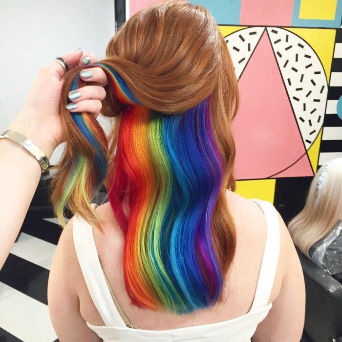 Menina com um arco-íris escondido no cabelo