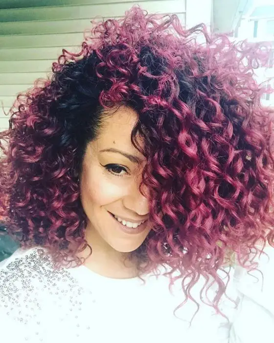 Menina com cabelo ruivo vinho nova tendência do instagram 