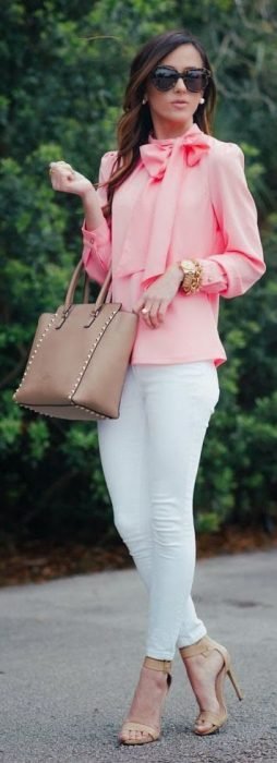 Menina com blusa rosa e calça branca 