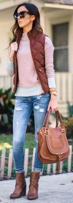 Menina com suéter rosa e colete marrom 