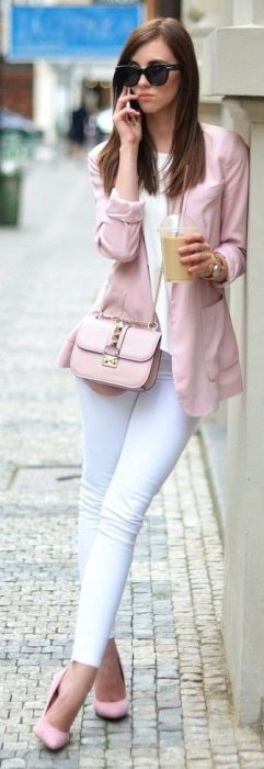 Menina com blazer rosa 