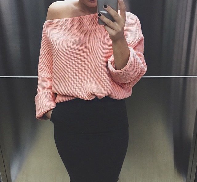 Garota com suéter rosa 