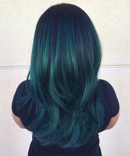 Menina com cabelo pintado de verde esmeralda 