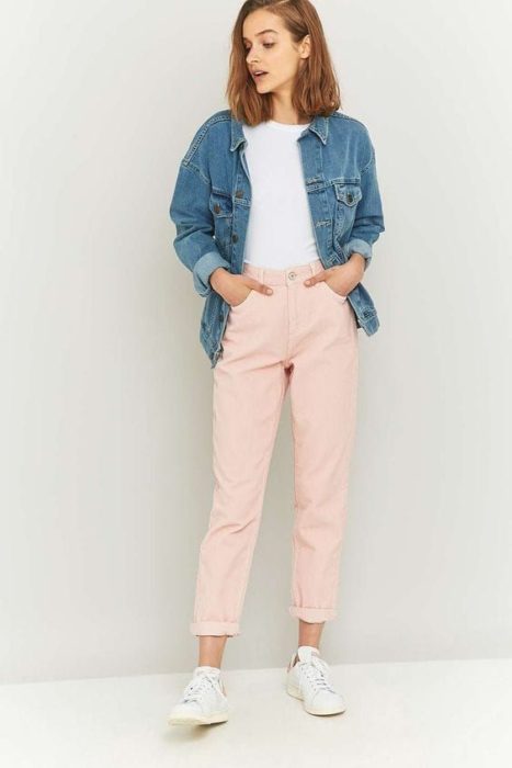 Garota vestindo jeans rosa