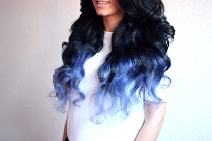 mulher branca com cabelo preto e pontas azuis