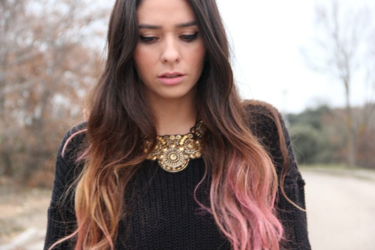 mulher de cabelo comprido com pontas rosa