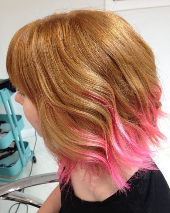 mulher loira de cabelo curto com pontas rosa fosforescentes