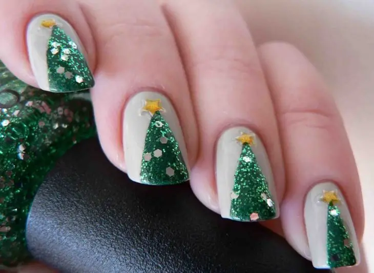 Nail Art de Natal com pinheiros em verde 