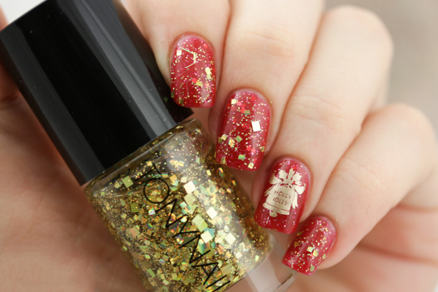 Desenho de unhas de Natal, pintado de vermelho com um sino dourado 