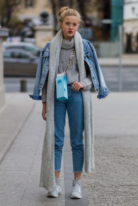 Menina vestindo uma jaqueta jeans 
