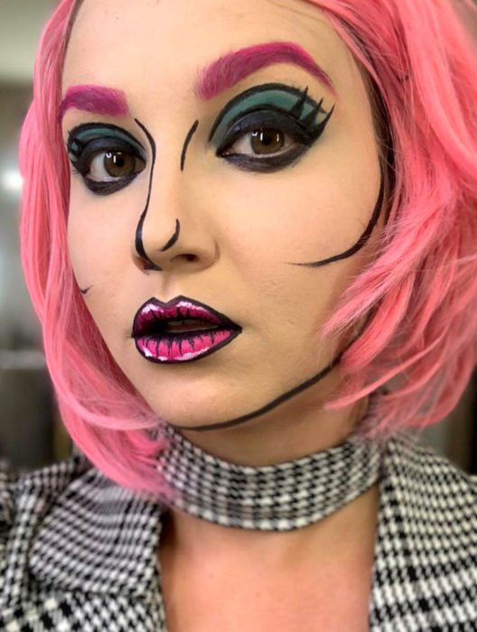 Traje de Halloween da arte pop em quadrinhos;  garota com peruca rosa maquiada com estilo cartoon