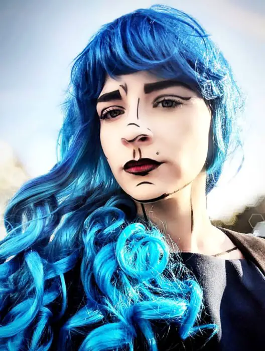Traje de Halloween da arte pop em quadrinhos;  garota com peruca longa azul com franja, estilo cartoon pintado