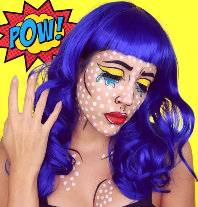 Traje de Halloween da arte pop em quadrinhos;  garota de peruca azul com penteado ondulado e franja, estilo cartoon composta com pontos brancos, sombra amarela e lágrimas azuis