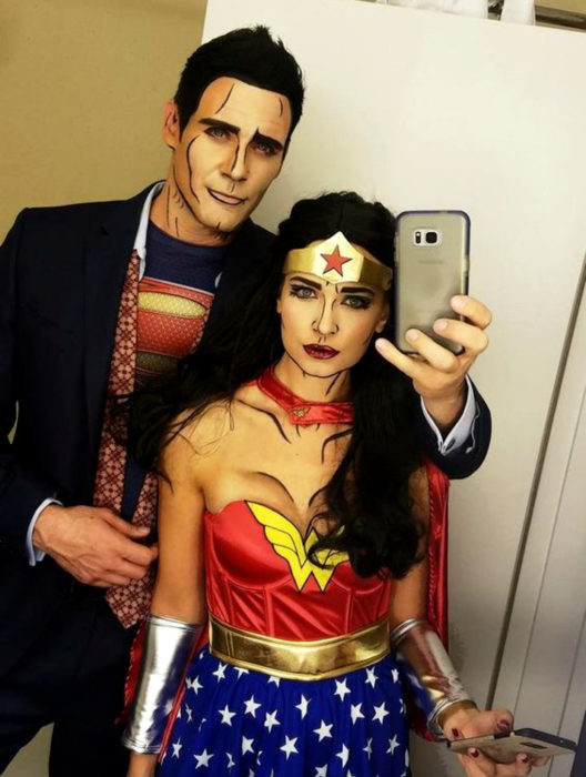 Traje de Halloween da arte pop em quadrinhos;  casal de noivos representados pelo desenho da Mulher Maravilha e do Super-Homem