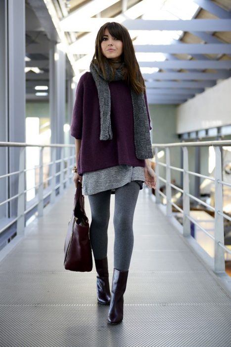 Menina caminhando com um casaco cor de cereja, cachecol e meia-calça de lã cinza com botins 