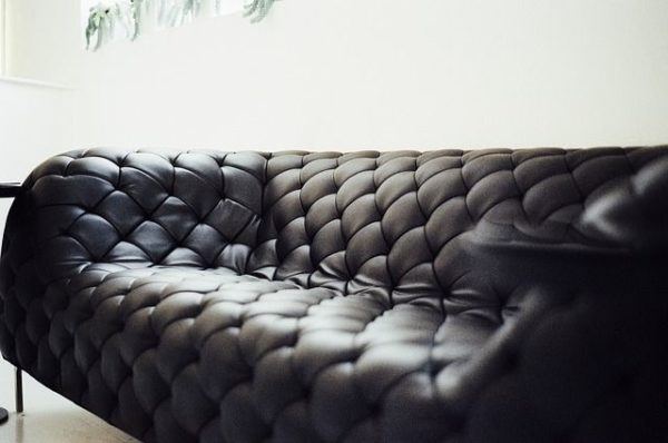 sofá de couro sintético