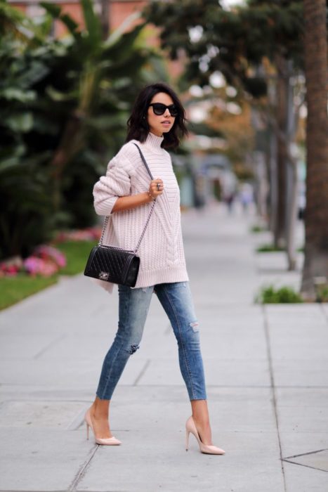 Menina vestindo jeans skinny e um suéter longo 