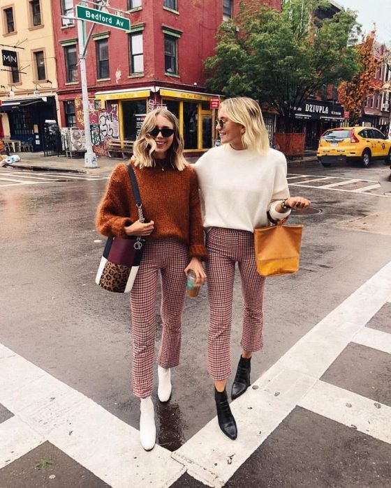 Garotas loiras andando pela rua com roupas combinando